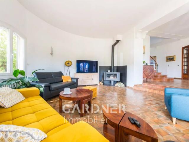 Maison de Maitre Type 7 de 220m2 + Dépendance 280m2