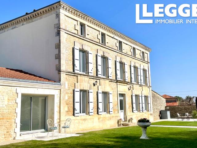Maison de maître traditionnelle avec un DPE classé A. Dépendances et jardin privatif