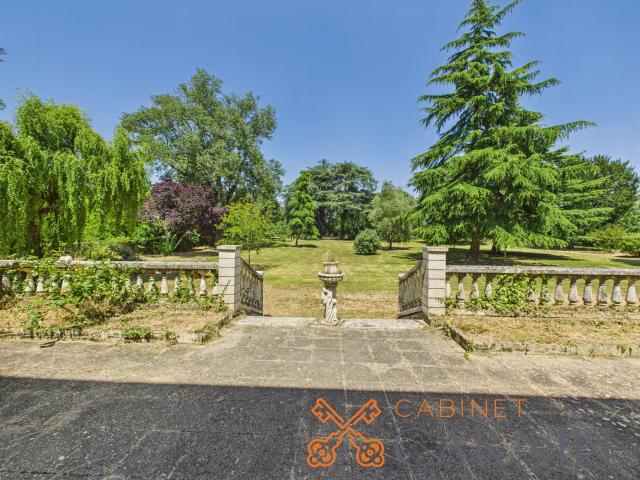 Maison de maître 210 m2 avec dépendance et parc arboré Lamot. 210m² Lamothe Landerron