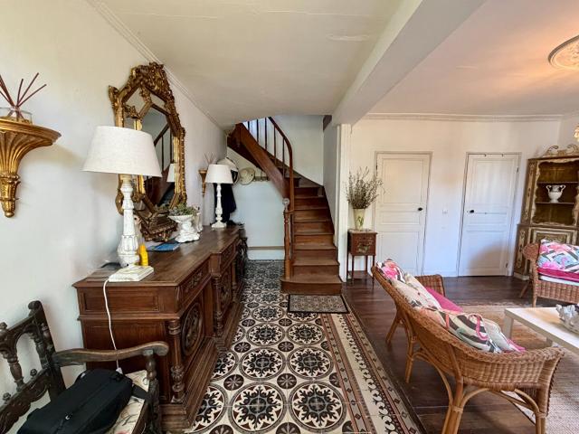 Maison de Maître, 4+ chambres, plein du caractère, piscine. 162m² Dampierre sur Boutonne