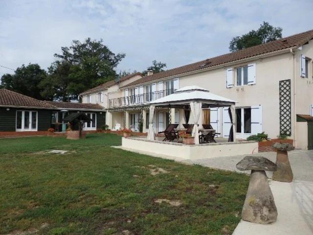 Maison de six chambres avec piscine intérieure près du Dorat