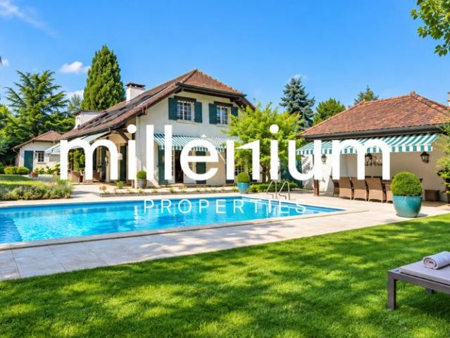 Maison de style classique avec piscine au cœur d'un magnifique jardin