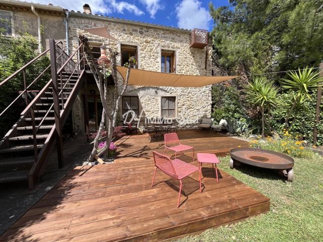 Maison de standing T6 de 215 m2 avec jardin, piscine et gara. 215m² Villesèque des Corbières