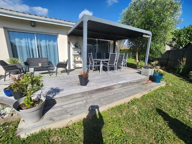 MAISON DE PAYS SUR PARC AVEC PISCINE