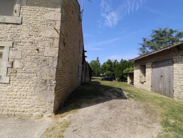 Maison de pierres avec nombreuses dépendances