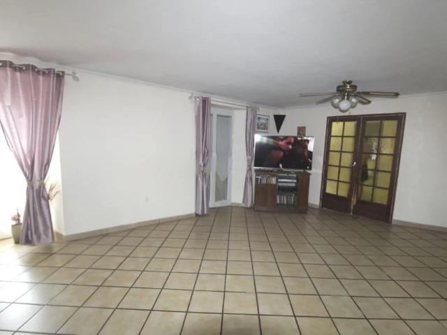 Maison de pierres avec nombreuses dépendances