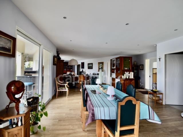 Villa de plain pied 4 chambres piscine terrain de pétanque garage cadre naturel privilégié