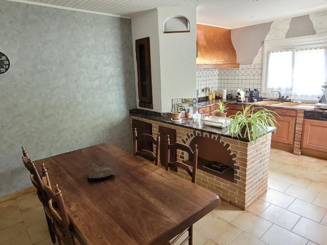 Maison familiale 4 chambres chaleureuse sur 2 700 m2 de terrain — Projet de vie entre océan et montagne