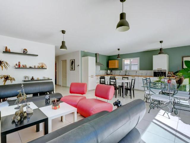 Maison de plain pied 4 pièces 106 m² avec garage et piscine