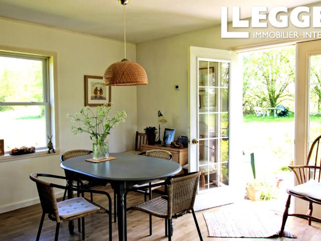Maison de plain pied avec 3 chambres, terrasse et terrain arboré sans vis à vis, proche Vimoutiers et Gacé