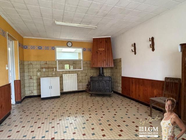 Maison de plain pied 84 m² 2 chambres à rénover avec dépendances