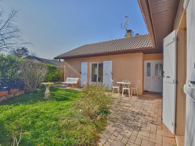 Maison de plain pied 120 m2 avec 4 chambres, sous sol complet et terrain de 840 m2 à Chasselay