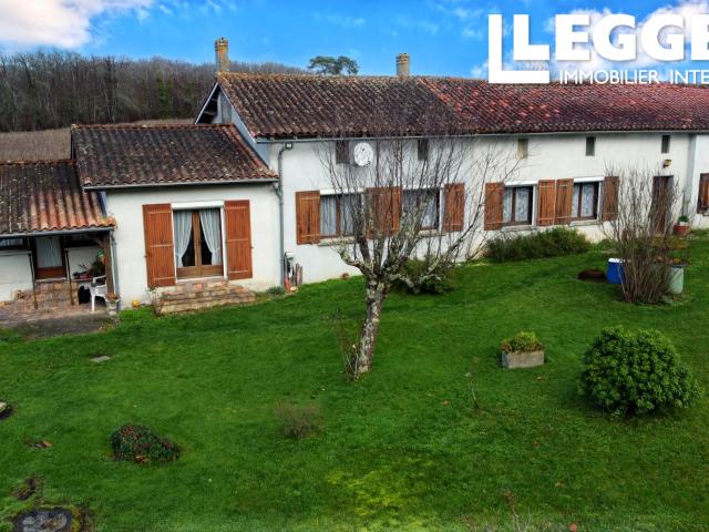 Maison de plain pied avec jardin arboré, garage et dépendances à Pouillac en Charente Maritime