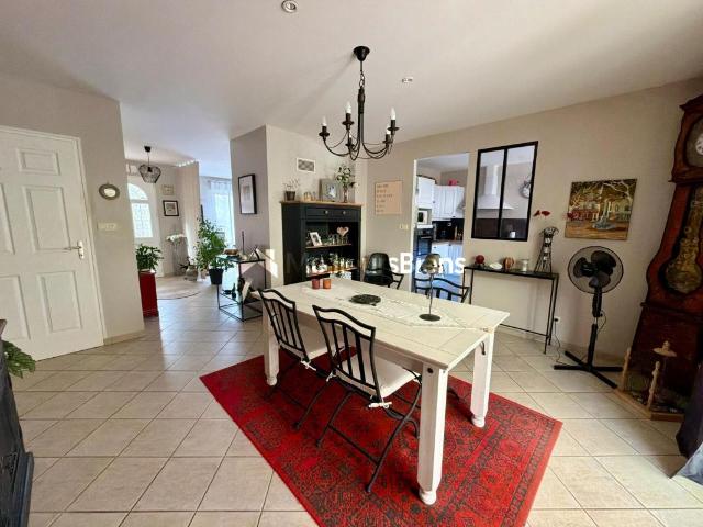 Maison de plain pied 134 m² – 3/4 chambres – Piscine chauffée – Terrain 1 352 m² – La Bazouge des Alleux