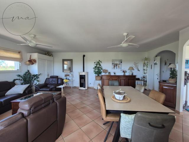 Maison de plain pied 140m2 avec piscine sur 1161 m2 de terra. 140m² Saint Geniès de Fontedit