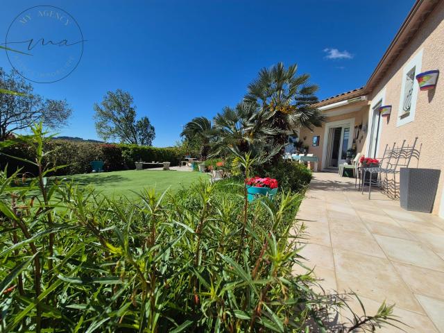 Maison de plain pied 140m2 avec piscine sur 1161 m2 de terrain