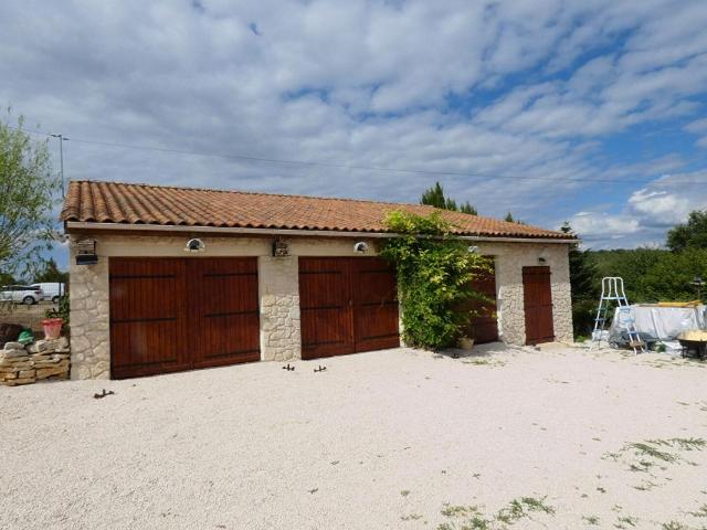 Maison de plain pied 140m², 3 chambres, 2 terrasses, 3 garages, terrain 5800m²