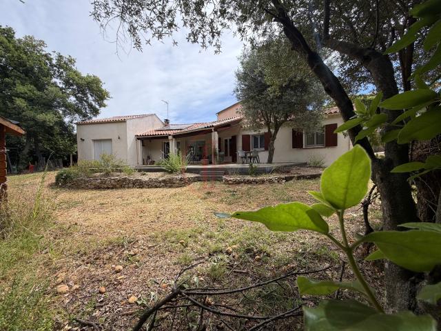 Maison de plain pied 180 m2 avec dépendance sur 900 m2 de terrain
