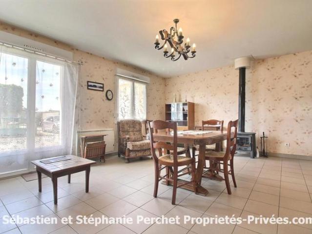 Maison de plain pied 2006 3 chambres grenier aménageable Terrain clos et arboré de 1013 m2 Garage 32 m²