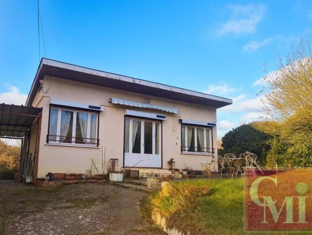 Maison de plain pied 2 chambres édifiée sur un terrain de 1 220 m², offrant un cadre de vie calme et agréable