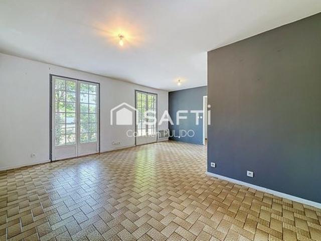 Maison de plain pied: 2 chambres, un bureau, garage, grand terrain