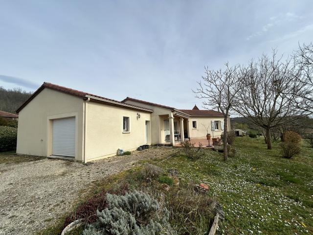 Maison de plain pied 3 chambres avec garage et jardin à Cazals 46250