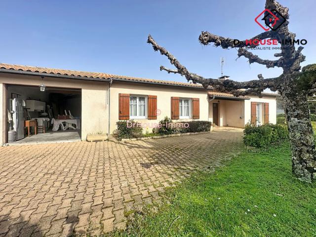 Plain pied chaleureux: Terrain de 4 600 m², grandes dépendances et puits privé