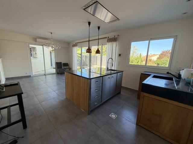 MAISON DE PLAIN PIED TROIS CHAMBRES ET UN BUREAU SUR PLUS D'UN HECTARE ET TRIPLE GARAGE