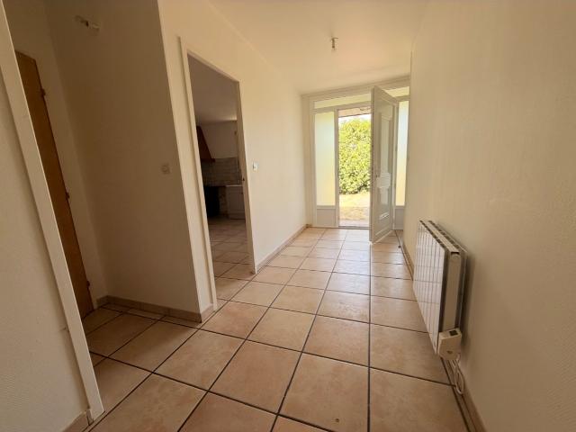 Maison de plain pied A LOUER avec double garage sur Les Martres De Veyre