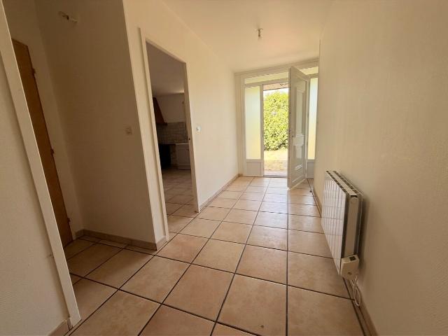 Maison de plain pied A LOUER avec double garage sur Les Martres De Veyre