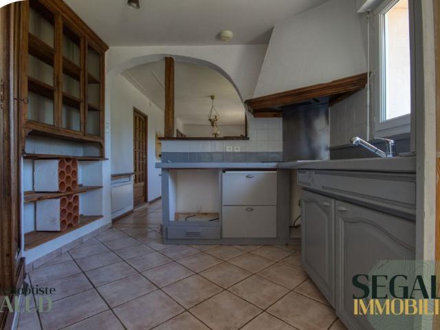 Maison de plain pied à louer à Moularès — 3 chambres, jardin clos et grand garage