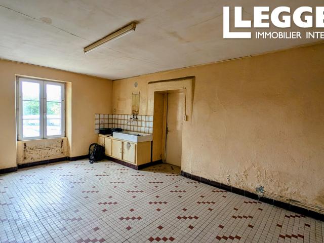 Maison de plain pied à rénover avec dépendances et jardin proche commerces à Chevanceaux en Charente Maritime