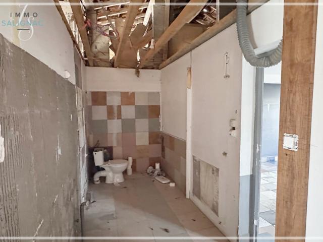 Maison de plain pied à rénover avec garage atelier Chavann