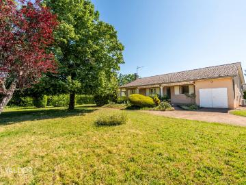 Maison de plain pied à Saint Bernard sur 909 m² de terrain plat