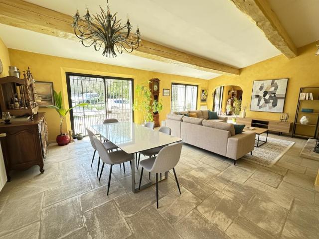 Maison de plain pied à Saint Chamas avec piscine