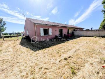 Maison de plain pied à Saint Jeure d'Ay