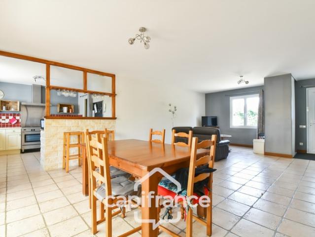 Maison de plain pied à vendre 4 pièces ANNEZAY 17 ave garages et jardin clos de 1145m²