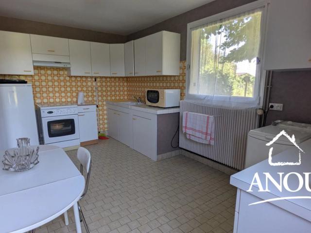 MAISON DE PLAIN PIED AU CALME AVEC BEAU TERRAIN
