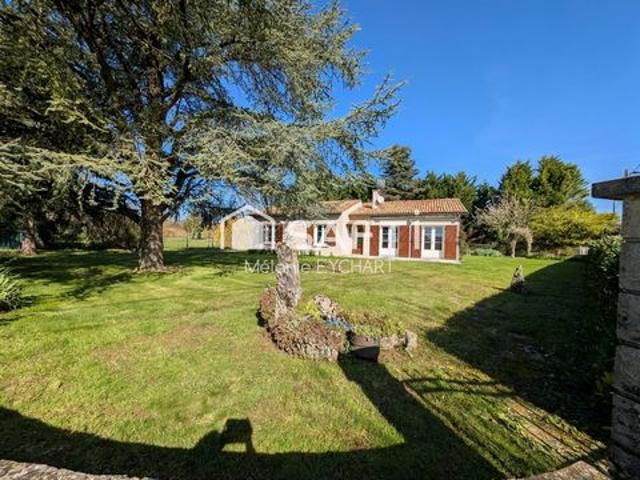 Maison de plain pied au calme, avec beau terrain et fort potentiel à révéler. Prix négociable