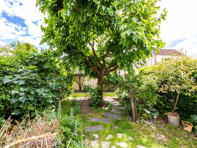 MAISON DE PLAIN PIED AVEC BEAU JARDIN ET STATIONNEMENT CAUDERAN PRIMEROSE