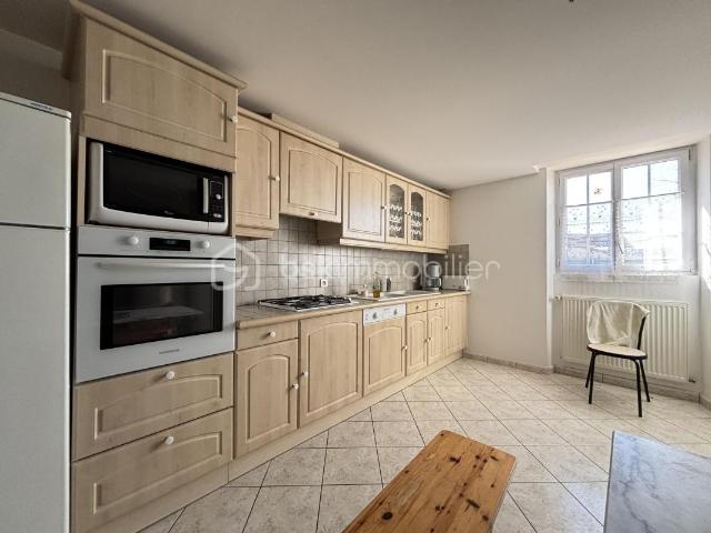 Maison de plain pied avec beau terrain et grands garages – au cœur du bourg