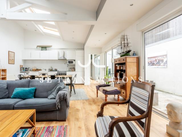 Maison de plain pied, avec cour et garage
