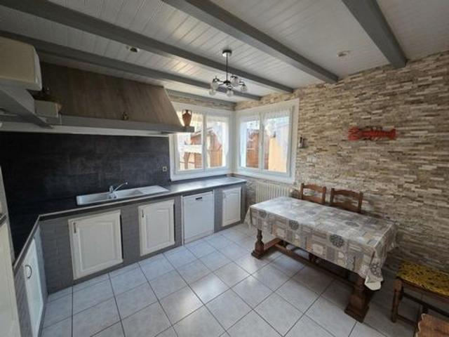 MAISON DE PLAIN PIED AVEC DÉPENDANCE RÉNOVÉE, 3 GARAGES ET CUISINE D’ÉTÉ !