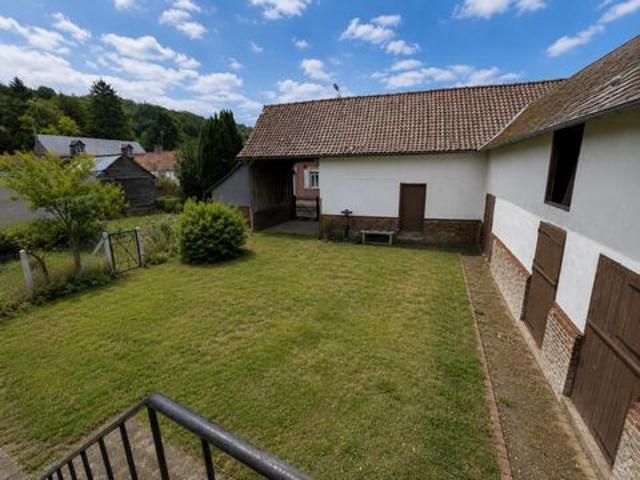 Maison de plain pied avec dépendances et jardin
