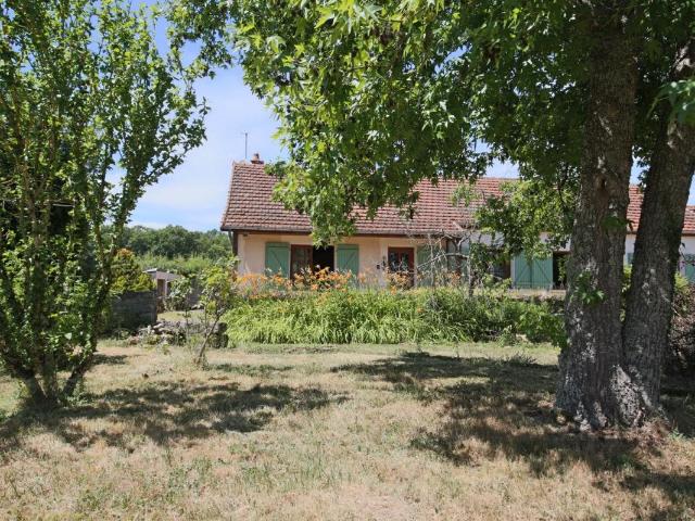Maison de plain pied avec dépendances sur 1 283 m² de terrai. 93m² Curgy