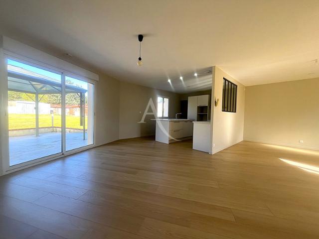 Maison de plain pied avec double garage