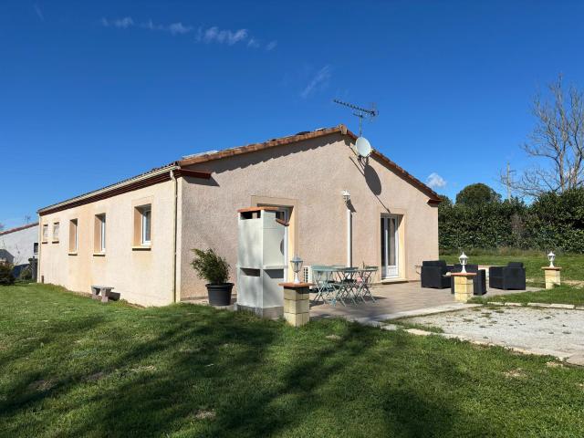 MAISON DE PLAIN PIED AVEC GARAGE et JARDIN