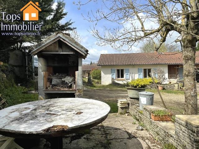 Maison de plain pied avec garage, grand atelier et terrain a. 173m² Savignac