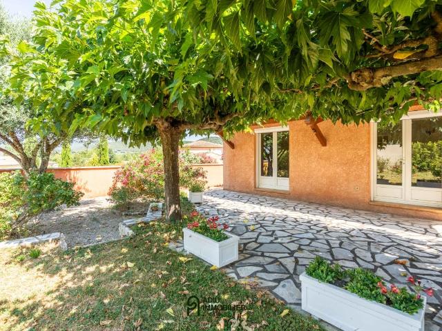 Maison de plain pied avec grand terrain, deux garages et jardin piscinable à Saint Laurent de Carnols