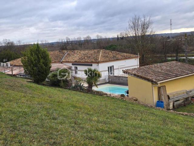 MAISON DE PLAIN PIED AVEC JARDIN 4 CHAMBRES GARAGE PISCINE SPA JARDIN